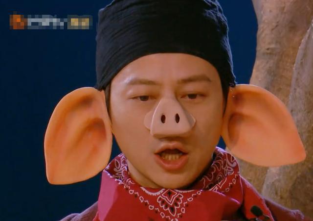 何炅扮猪八戒,揭开道具鼻子啃西瓜,不顾形象的敬业态度让人服气