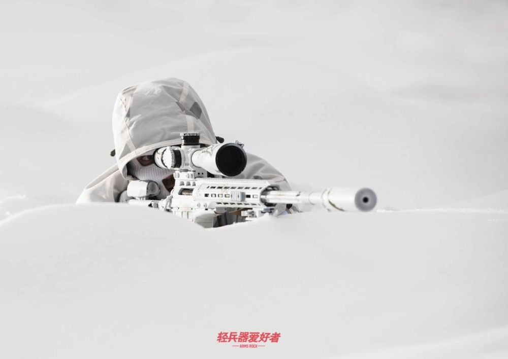 萨科公司trg m10狙击步枪,整体采用白色涂装并安装有消音器,在雪地