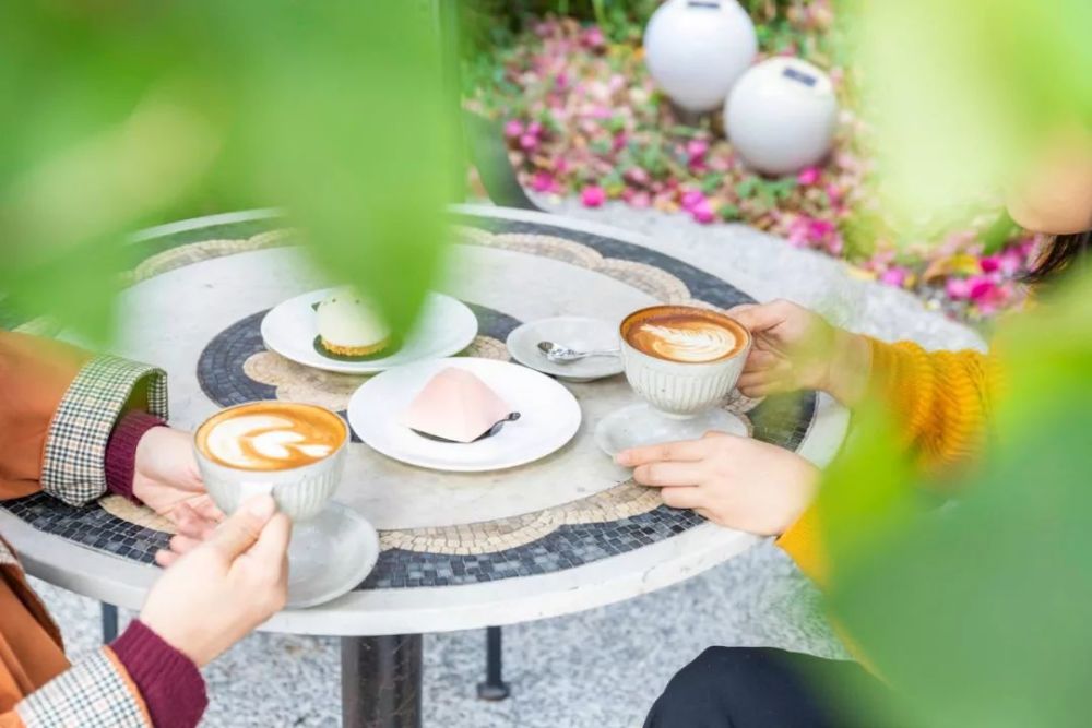 也可以和闺蜜点上一杯咖啡,来个浪漫的"花间下午茶".