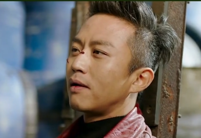 《分手大师》中邓超和杨幂被困,她弯腰找东西,邓超却做出这样的表情_