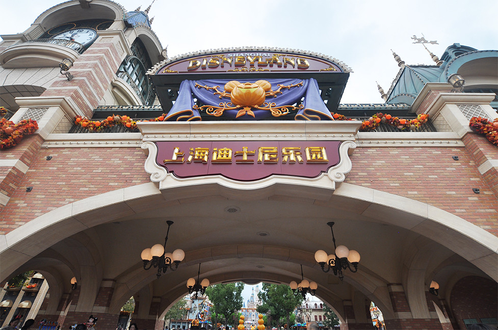 上海迪士尼度八卦头条假区在其官方网站公布首批园内实景图