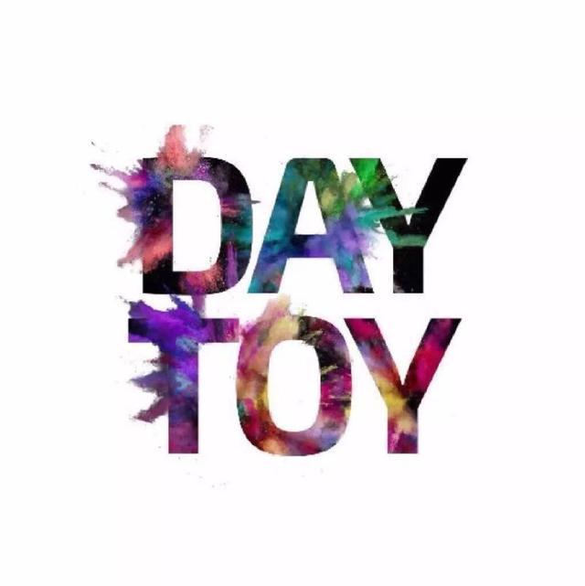社交平台名字和头像上的"daytoy",意为"希望自己每天都有玩具玩",而这