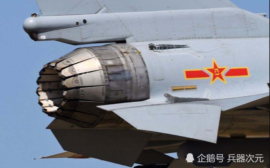 这次新试飞的歼20疑似换装了新型发动机,在起飞阶段冒出了跟f22一样