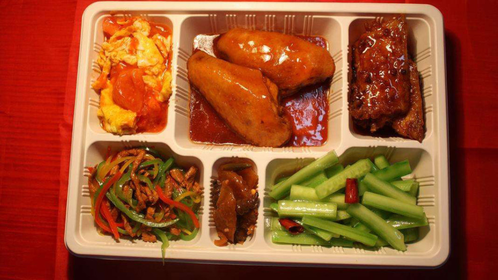 香港黑帮片中,黑帮老大最喜欢吃盒饭,知道香港的盒饭里面是什么就明白