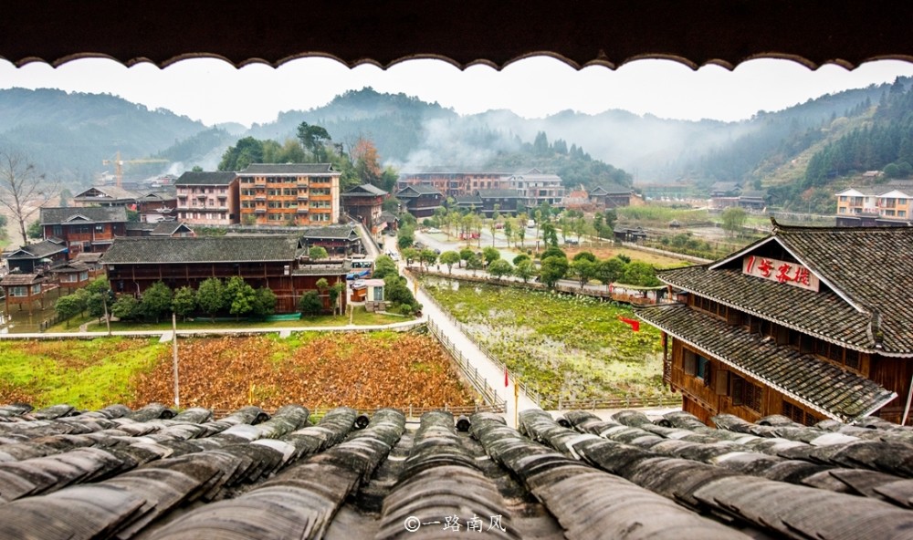 据当地人讲,这里曾经是夜郎国国都的所在地,皇都侗文化村的"皇都"两字