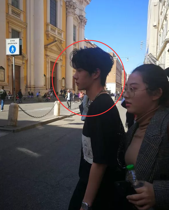 路人在街边偶遇到王一博看到无美颜滤镜的他你还喜欢吗