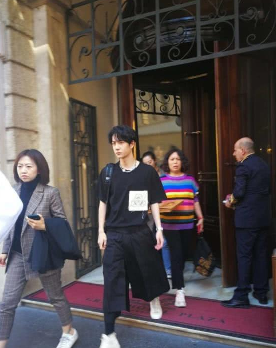路人在街边偶遇到王一博看到无美颜滤镜的他你还喜欢吗