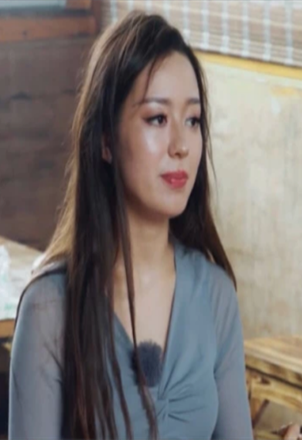 吉娜吃火锅闹笑话,大量出汗导致脱妆,纯素颜看笑郎朗!