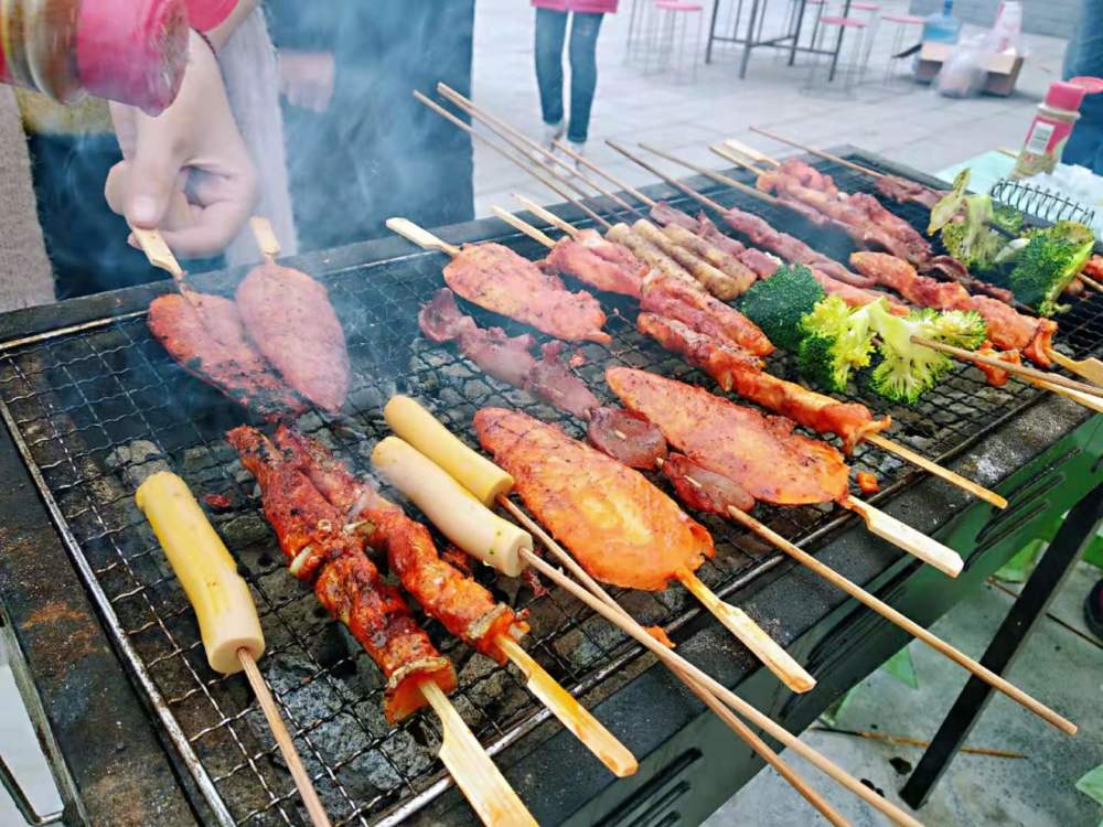 冬天户外烧烤,买了500多元菜,串签时懵了,别人说脑子有问题
