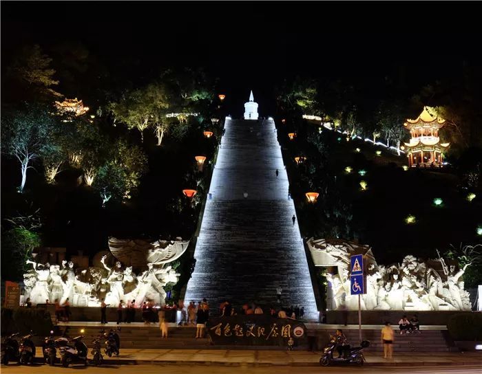 夜太美!百色城红色景区集体亮灯,带给你不一样的视觉盛宴