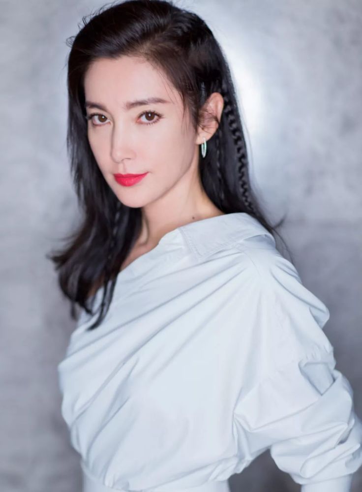 李冰冰:女生质侧颜露侧编发
