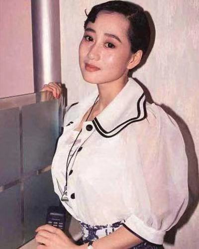 李连杰女儿晒出妈妈利智近照,年近花甲的利智,变得平淡和从容