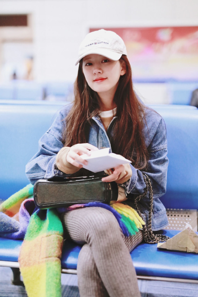 爱笑女孩赵露思现身机场,随性装扮围巾抢眼,初恋女友风太可以