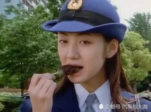 还记得《铁甲小宝》里的巡警美树吗?如今身穿黑色纱裙