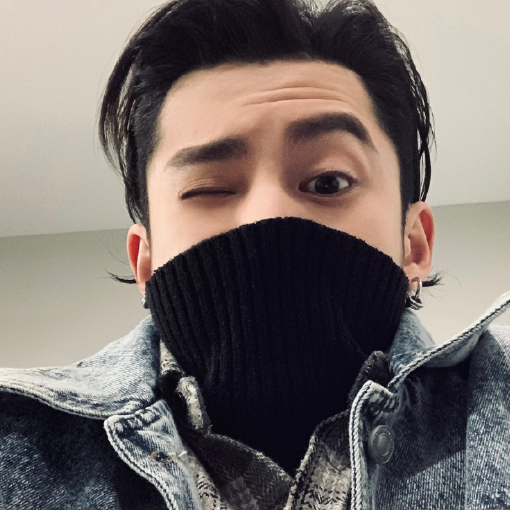 个性男生高清头像:月亮在抱你的时候最迷人