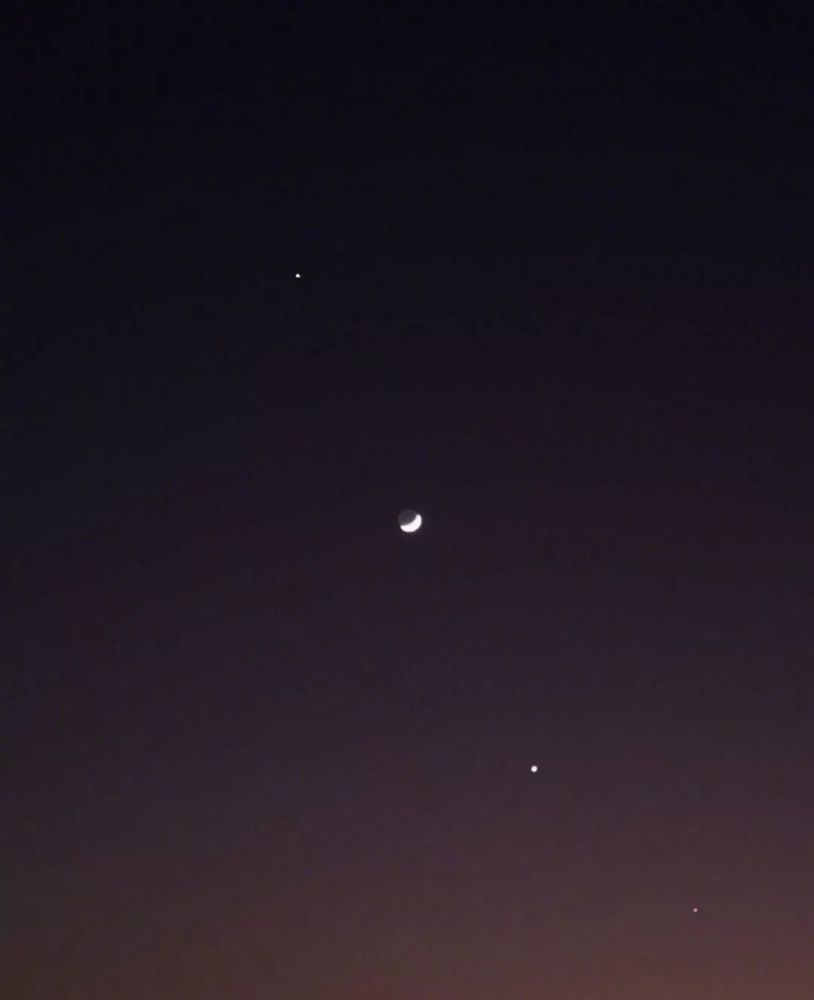 2000年5月20日这样的 "行星连珠"为30年一遇,就人的一生来说是少见的
