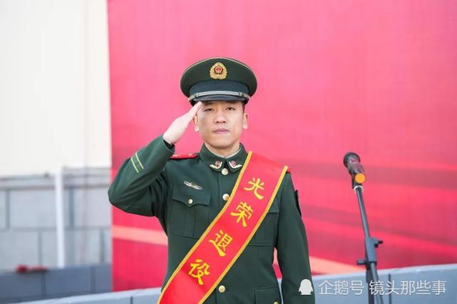 又到一年退伍季!武警老兵敬最后一个军礼 流泪告别军旅