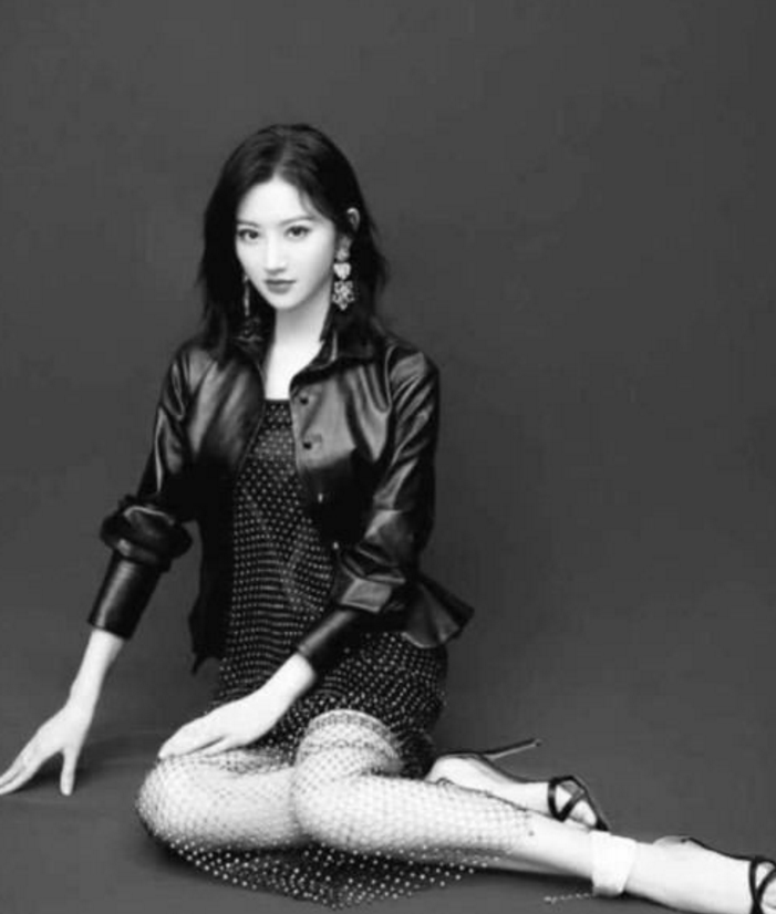 有种"仙女坐姿"叫景甜,挑战3cm渔网裙,却让人看得面红