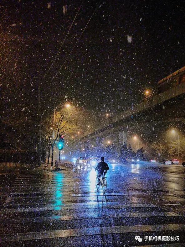 昨天夜里北京下雪了,我拿着手机就飞奔下楼