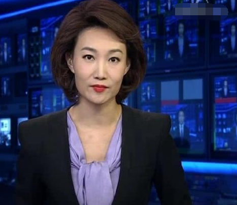 央视主播李梓萌生活照流出,摘下20年的假发,瞬间年轻18岁