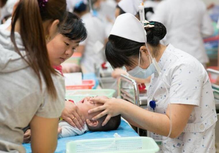 为何宝宝输液时要在头上扎针?医生或许不会明说,家长