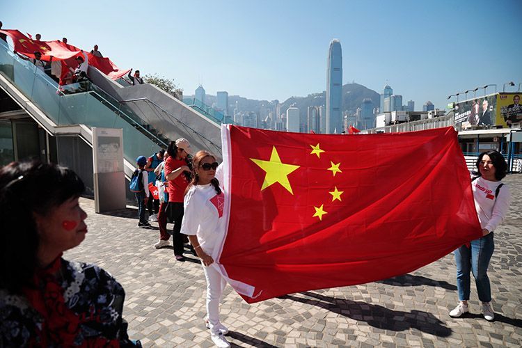 爱国,爱港人士展示中华人民共和国国旗,对祖国和香港的美好祝愿.