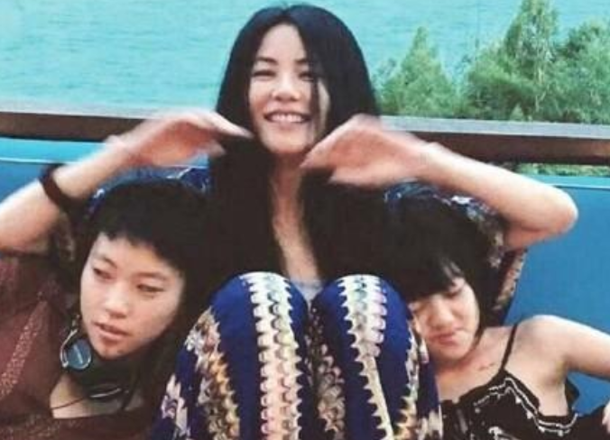 窦靖童的下巴和脖子,为什么一直有一条黑线?知道原因后:泪目了
