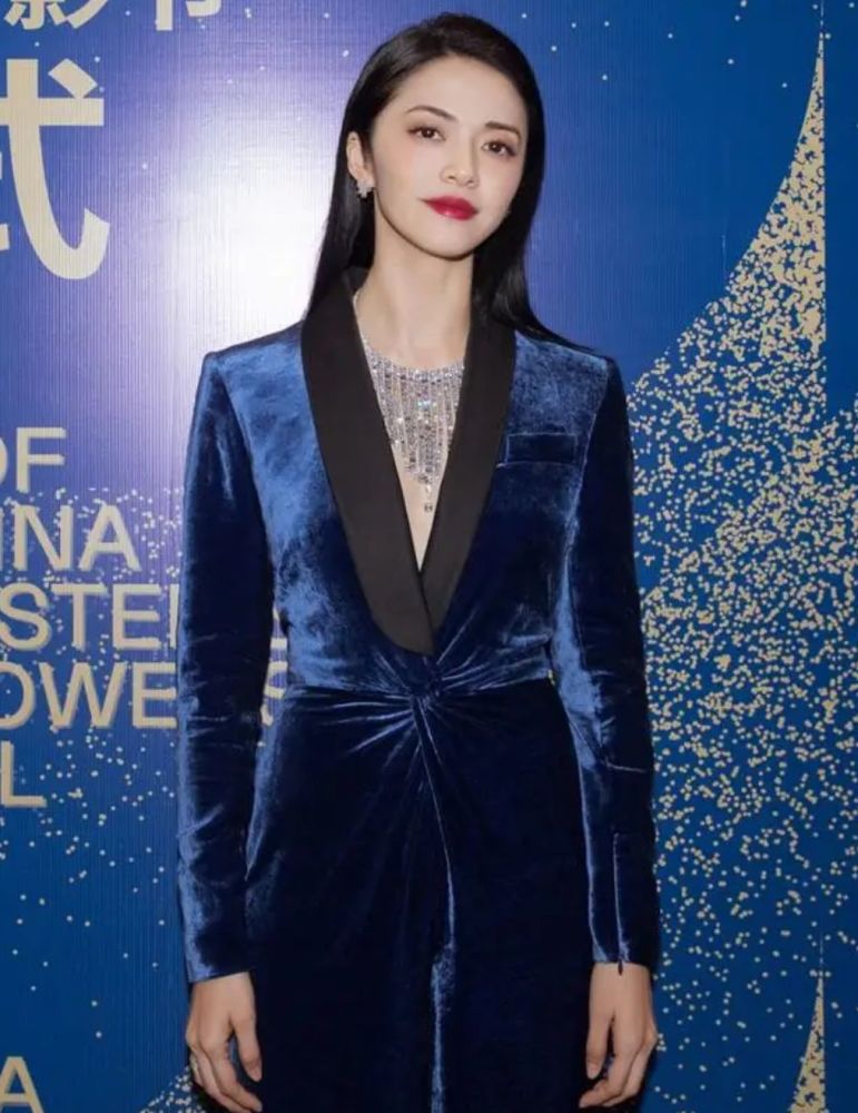 姚晨身穿丝绒连体裤,身材纤细尽显气质,40岁照样美丽动人
