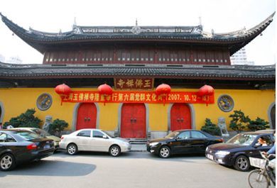 沪上名刹玉佛禅寺坐落于离长寿路桥不远的安远路江宁路口,建于清光绪