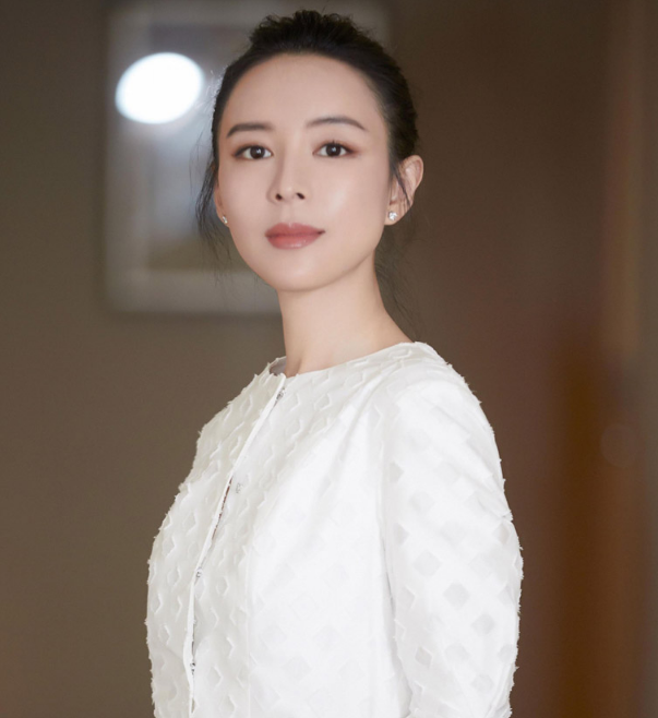 张静初时尚写真照,精致面容超迷人,更是显得她俏皮灵动