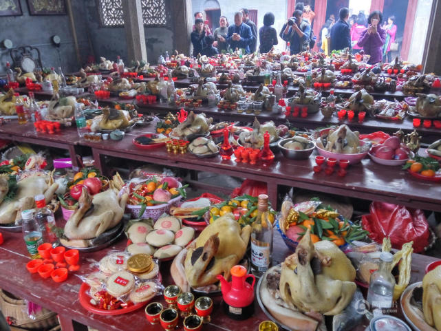 深圳大万村祭祖 祭品摆满祠堂场面壮观