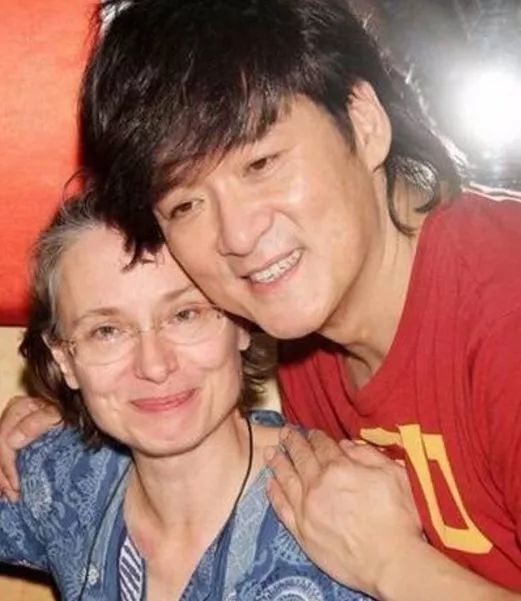 你没看错, 就是这个看起来苍老的女人, 却让周华健一生相守, 不离不弃