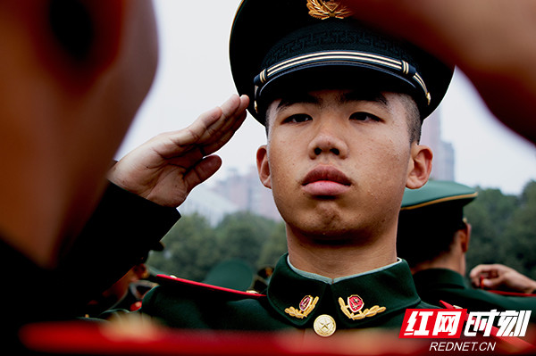 武警湖南总队千余名新兵授衔 二次入伍战士再享荣耀时刻