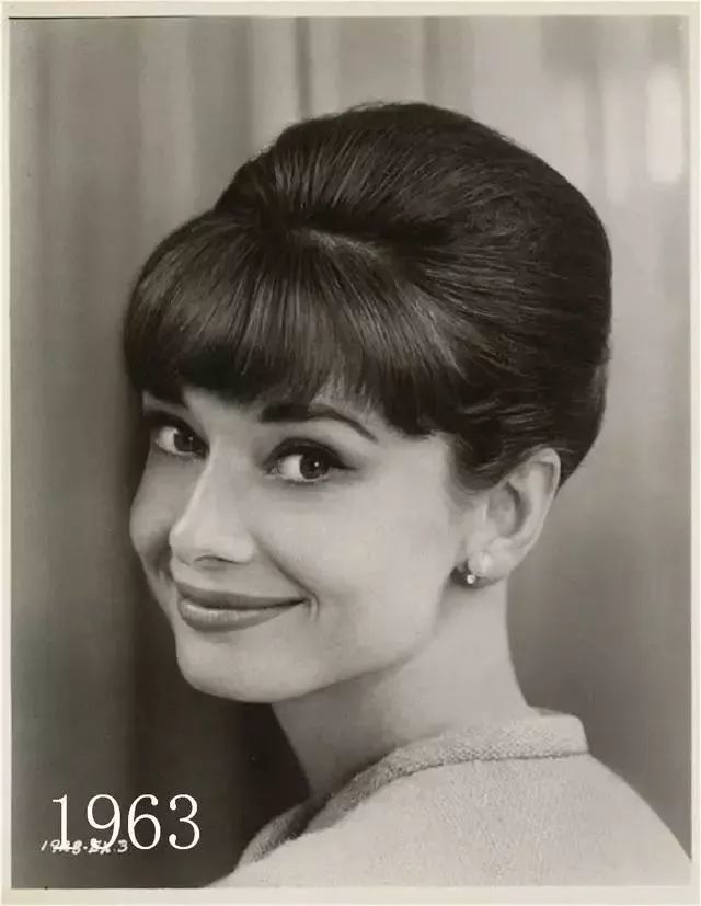 在1963年,34岁的奥黛丽·赫本高贵中多了一份冷艳,笑容真的像天使.