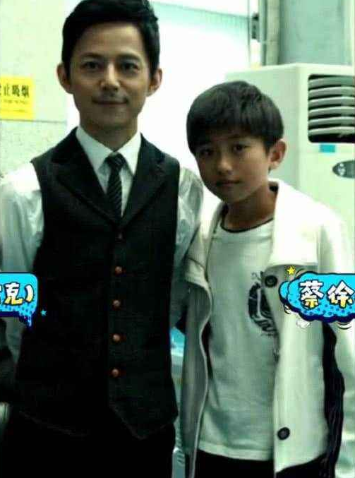 何炅年轻时像蔡徐坤,本以为是"开玩笑",看到他18岁照