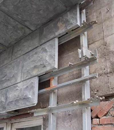 干挂是指基层搭接钢架,与墙面产生结构连接,再通过干挂件固定石材.