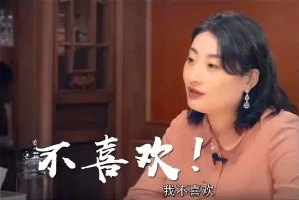 网友不满农夫山泉创始人女儿以"太老了"为由,解约已代言20年的王力宏