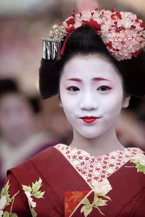 这种审美甚至影响到日本艺伎的化妆风格.