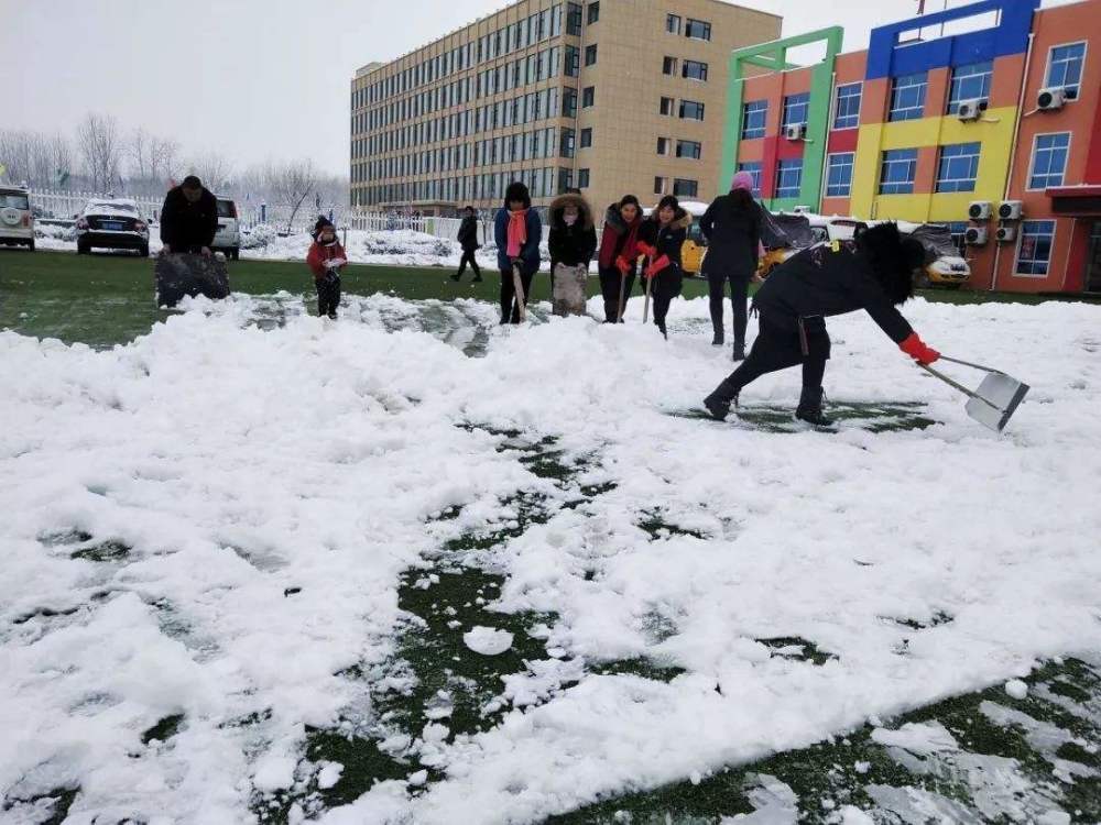 当代家长太难了!上学的时候给学校扫雪,当家长还要给学校扫雪!