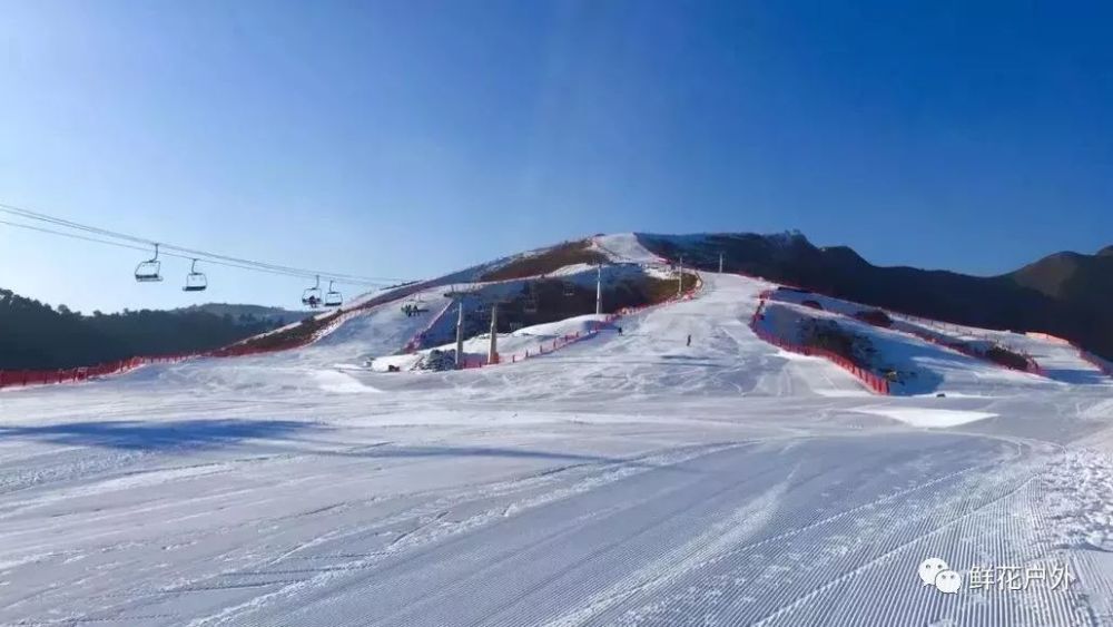 七山滑雪度假区位于北京西南的涞源县境内,雪场山顶海拔1300余米,雪道