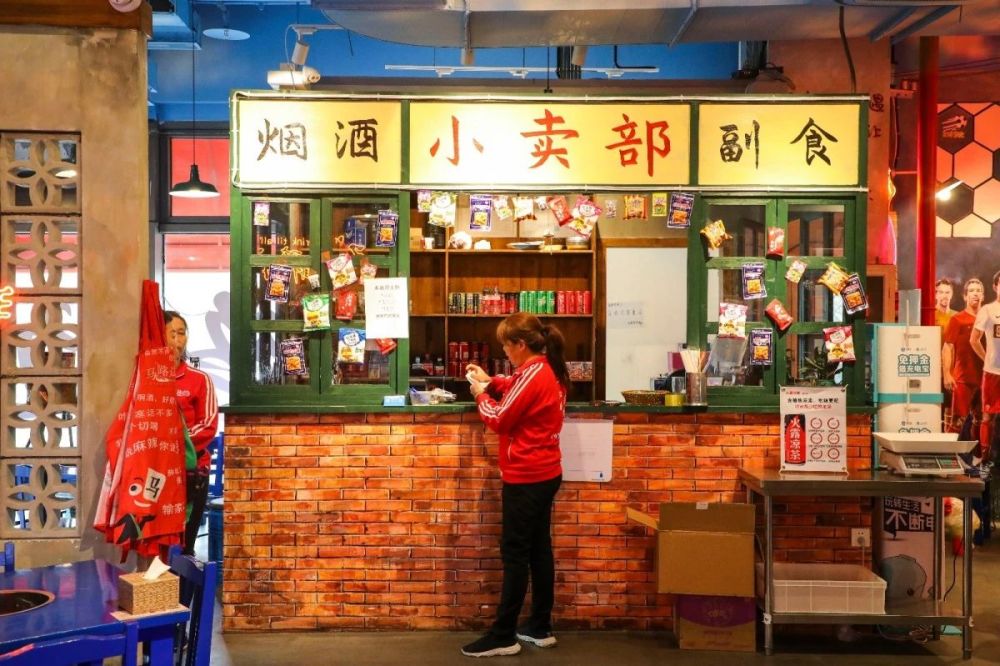整个店都是满满的手绘墙,每一眼都是回忆杀,门口的小卖部有很多童年