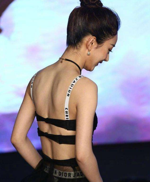 赵丽颖生娃后恢复身材,小蛮腰和生孩子前一样美,玲珑