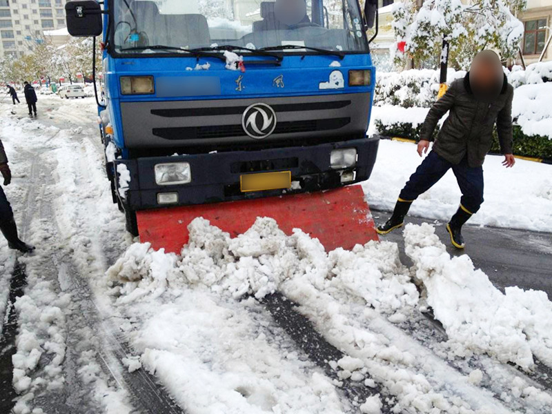 东风多功能除雪车,铲雪融雪除冰一体化,提高效率减少人工!