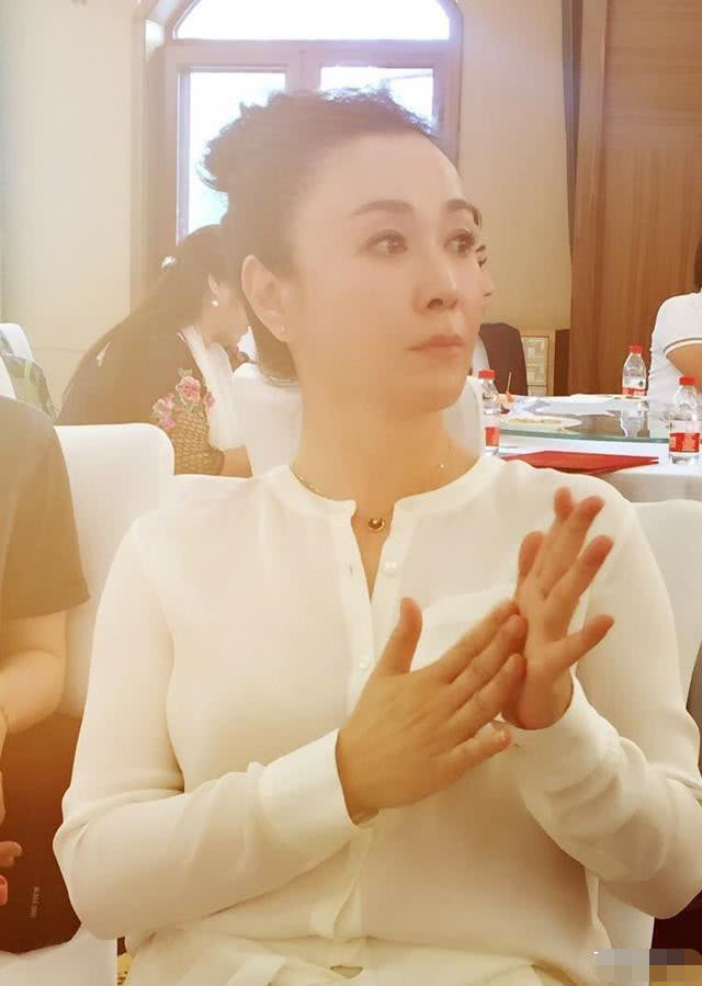 55岁傅艺伟近照曝光,剪了短发身体消瘦,吸毒几乎毁了她的一切