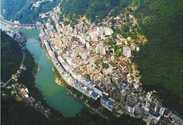 云南最窄的县城,居住在夹缝之间两边都是大山,危险指数十颗星