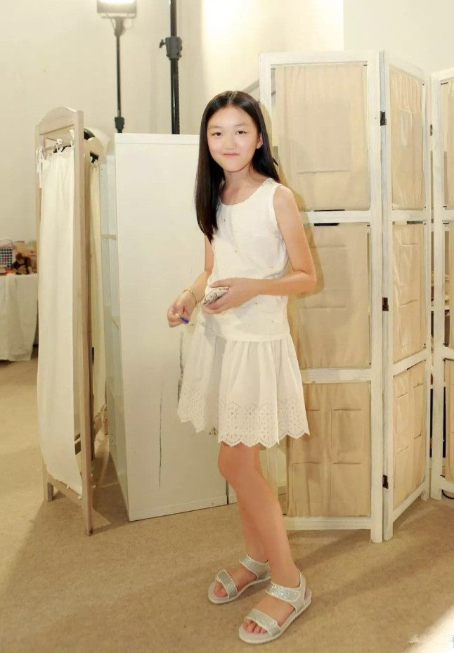 王菲女儿李嫣终于长大了,12岁穿裙子出街,这双腿我看了自闭!