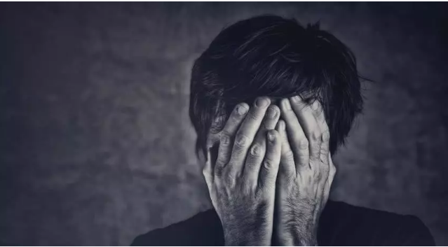 心理学家:为什么有人在亲人去世后不悲不哭?这是什么