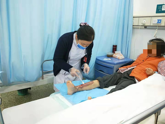 湖南女子患糖尿病四年未规范治疗 双下肢溃