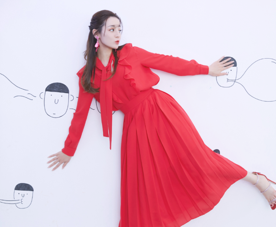 一组迪丽热巴的私服照,红色裙子引领时尚