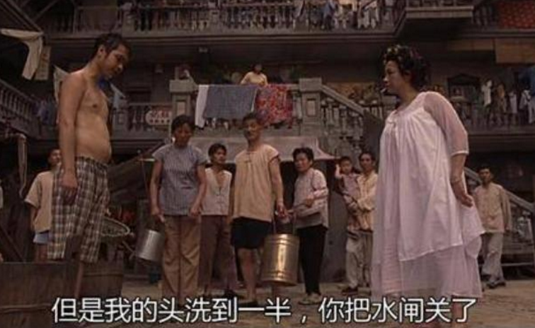 台词让大家的记忆深刻,那就是在功夫里饰演剪头发的小哥说的"包租婆